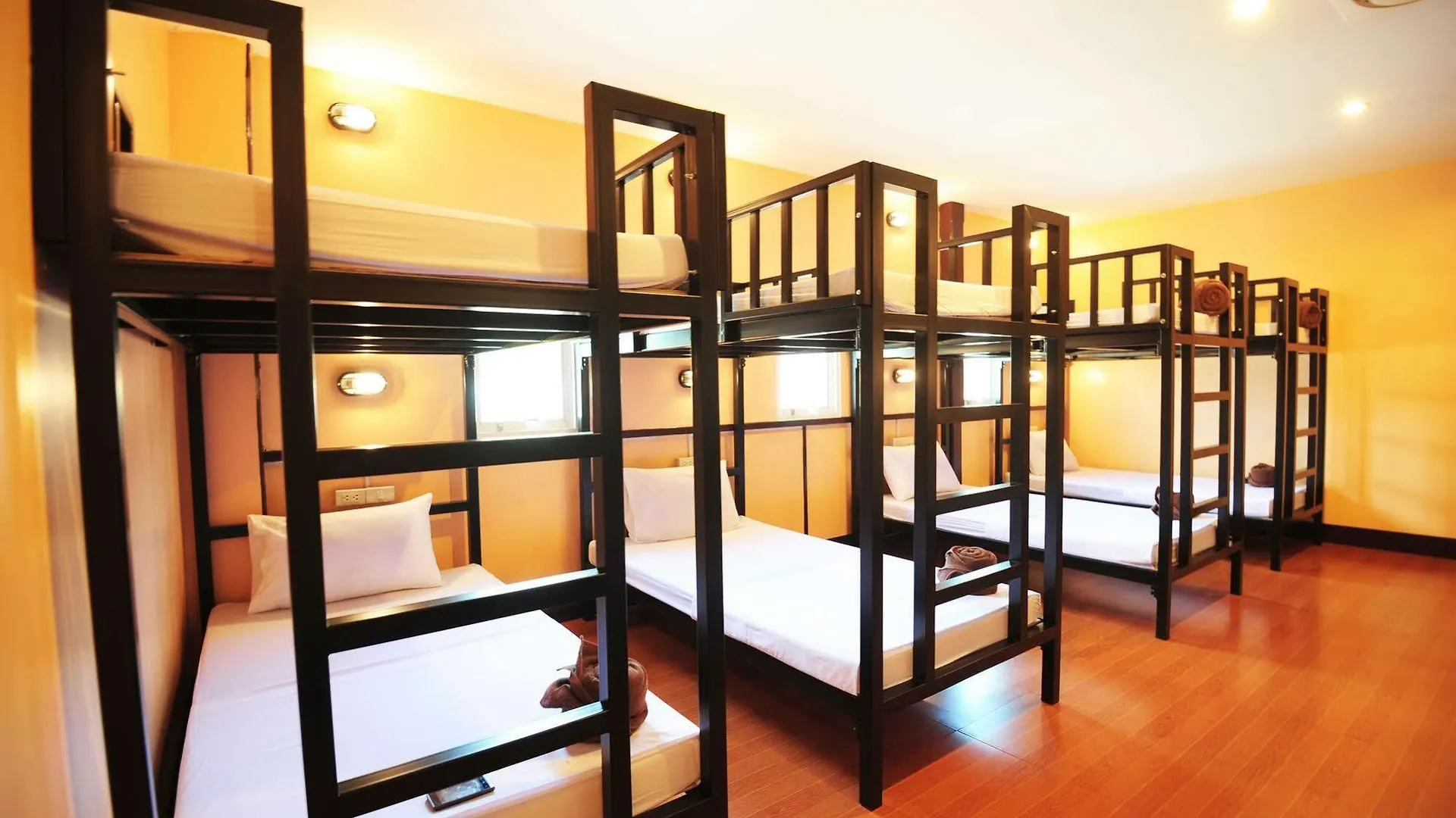 Twin Palms Hostel Phi Phi
